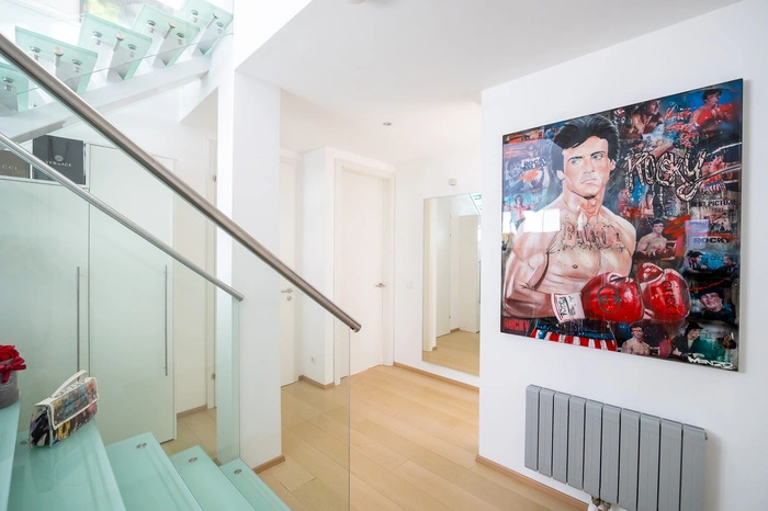 In der unteren Etage untergebracht: der Eingangsbereich – bestens bewacht von einem wahrlich schlagkräftigen Bild von Rocky Balboa alias Sylvester Stallone – sowie ein Arbeitszimmer, ...