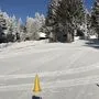 Reifenspuren ziehen sich über die Piste