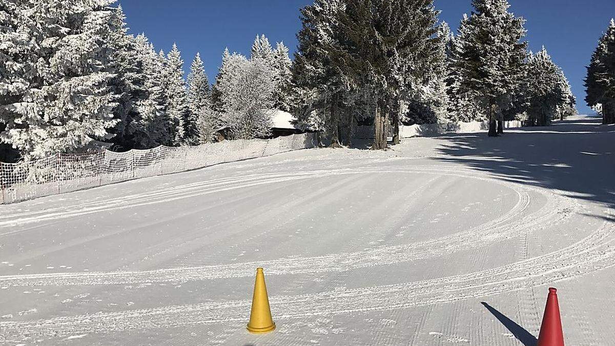 Reifenspuren ziehen sich über die Piste