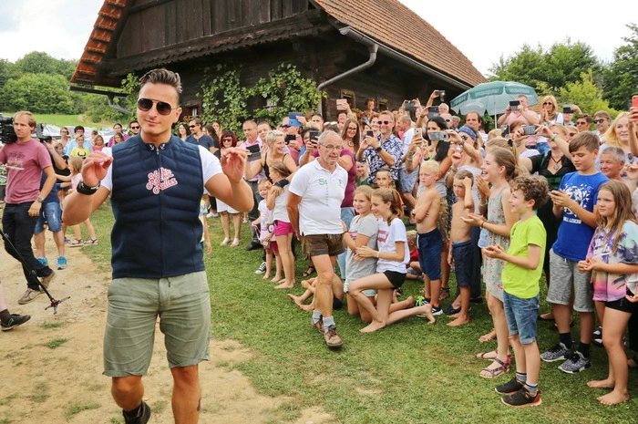 Dort warteten bereits rund 1.000 Gäste auf die Eröffnung von zwei “Steierlofts”, die Gabalier und Barth zusammen mit Fotograf Sepp Pail und Baumeister Otmar Malli am Gelände von “Sepps Berglermühle” errichtet hatten.