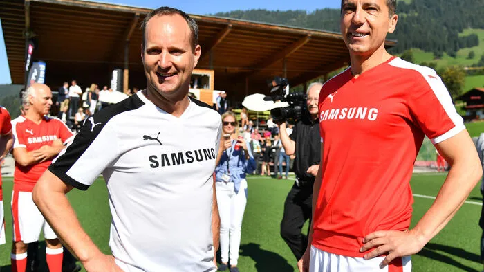 In Alpbach trafen Dienstagvormittag Bundeskanzler und SPÖ-Obmann Christian Kern sowie NEOS-Chef Matthias Strolz bei einem von Samsung und ProSiebenSat.1-Puls 4 organisierten Charity-Fußballspiel aufeinander. Der Bundeskanzler zeigte sich dabei in Torlaune.