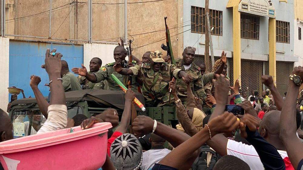 Soldaten werden von der somalischen Bevölkerung willkommen geheißen