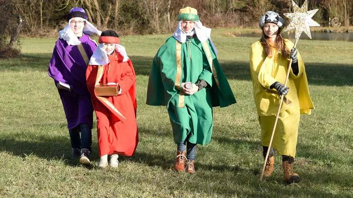 Anna und Magdalena Hartinger, Johanna Riedler und Anna Schmieder sind derzeit in der Pfarre Feldbach als Sternsinger unterwegs.