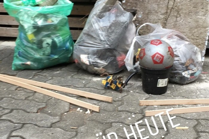 Die Bälle, die Pock an diesem Tag fand, brachte er zum nahegelegenen Spielplatz.