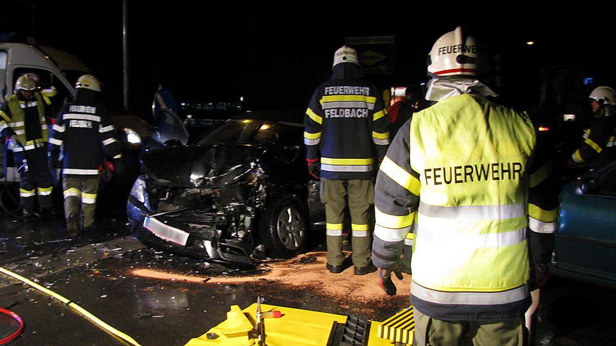 Die Feuerwehr Feldbach befreite die Autolenkerin aus dem Unfallfahrzeug