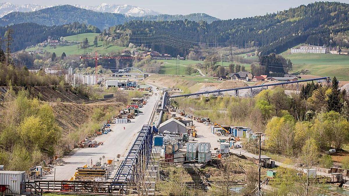 Die Arbeiten an der Koralmbahn und am Koralmtunnel, wie hier in St. Paul, sind in vollem Gange  