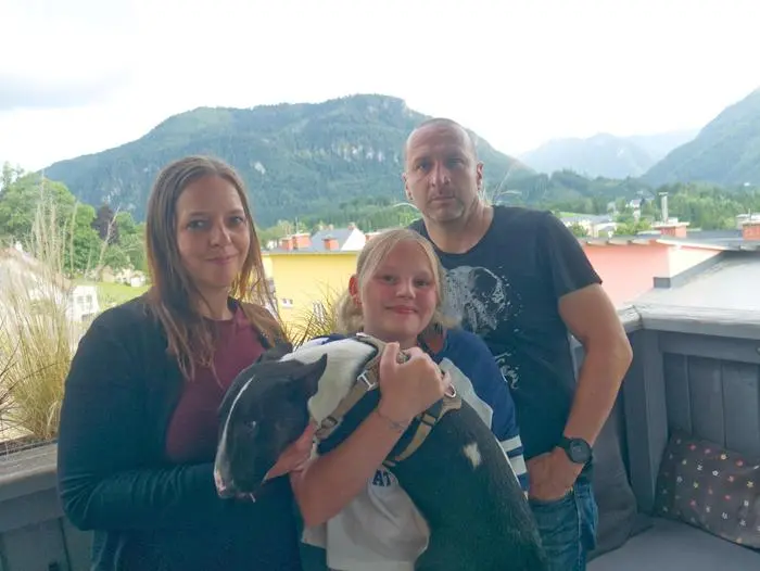 Hannah Mayr-Beigel mit ihren Eltern und dem Familienhund