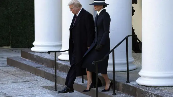 Bei der zweiten Amtseinführung von Donal Trump als US-Präsident trug First Lady Melania Trump 2025 einen maßgeschneiderten zweireihigen Mantel von Adam Lippes in Marineblau, passend dazu einen Bootshut von Eric Javits