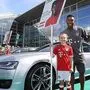 David Alaba mit einem jungen Bayern-Fan und seinem neuen Dienstwagen