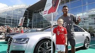David Alaba mit einem jungen Bayern-Fan und seinem neuen Dienstwagen