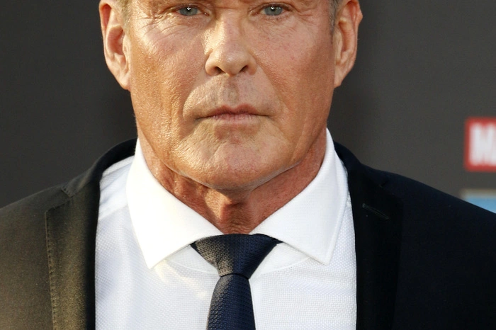 „Baywatch“-Star David Hasselhoff ließ sich 2011 in London 70 Meter in die Höhe katapultieren, um einen Rekord im Reverse-Bungee-Jumping aufzustellen. Bis heute flog noch niemand höher durch die Luft. 