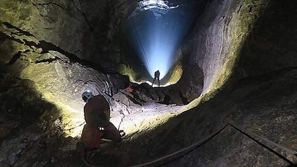Forschungstour durch Wildbaderhöhle im Toten Gebirge