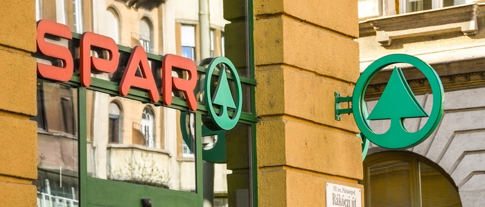 Spar-Supermarkt in der Innenstadt von Budapest: Ausländische Supermarktketten wie Spar, Penny, dm und Tesco fahren in Ungarn aufgrund der staatlichen Maßnahmen seit Jahren Verluste einfahren. Diese drohen mit Schadenersatzklagen