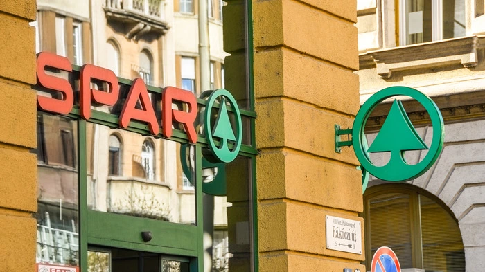 Spar-Supermarkt in der Innenstadt von Budapest: Ausländische Supermarktketten wie Spar, Penny, dm und Tesco fahren in Ungarn aufgrund der staatlichen Maßnahmen seit Jahren Verluste einfahren. Diese drohen mit Schadenersatzklagen 