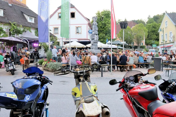 Mit Rock und Pop von Anastacia bis zu den Toten Hosen brachten Robert Kollegger, Jana Kosir, Josef Leth, Thomas Michelitsch und Gerald Fink den Marktplatz in Ligist zum Beben.