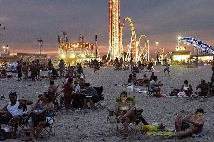 ... und die Attraktionen der Vergnügungparks - dafür ist Coney Island in der Megametropole New York bekannt.