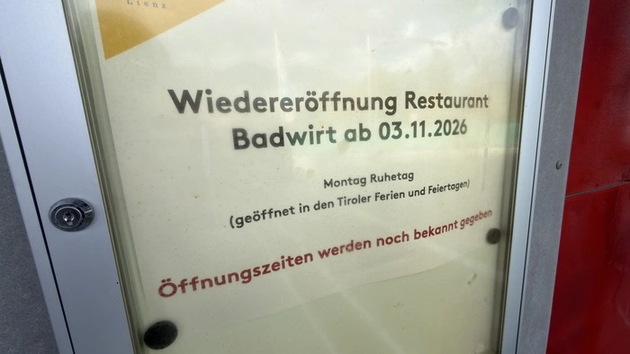 Ein Schild kündigt die Wiedereröffnung des Badwirts an