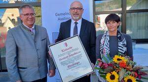 Bürgermeister Reinhard Mair, Bernhard Schneider und Frau Monika bei der Verleihung der Ehrenurkunde