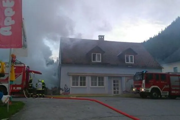 14 Personen, darunter sieben Kinder, mussten gestern aus einem brennenden Gebäude evakuiert werden. Zum Artikel.
