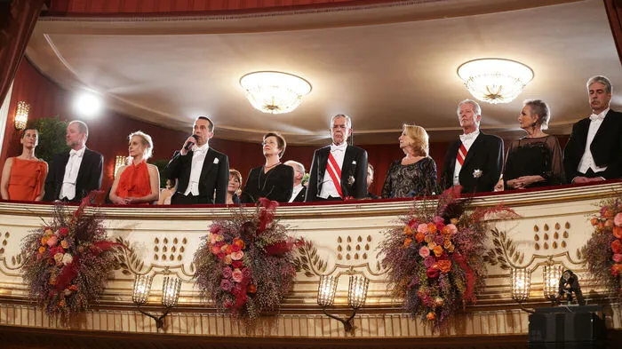 Der Tod von Gesundheitsministerin Sabine Oberhauser (SPÖ) nur wenige Stunden vor der Eröffnung überschattete am Donnerstag den Opernball.