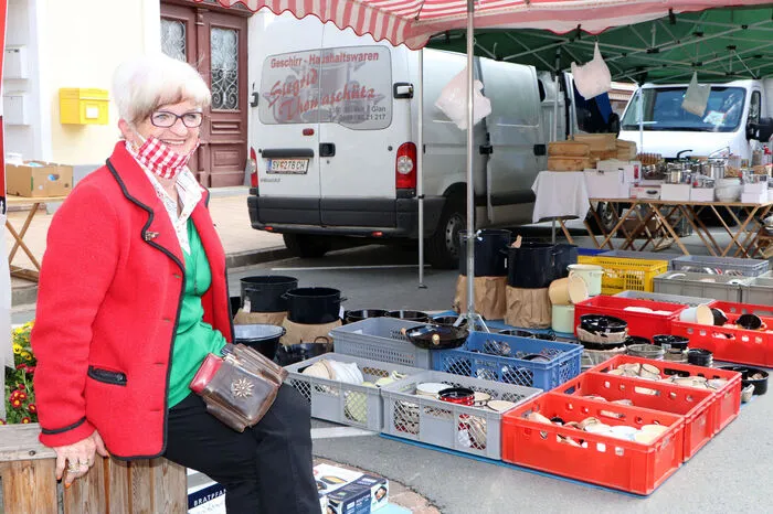 Siegrid Tomaschütz aus St. Veit kommt schon seit über 40 Jahren mit Geschirr- und Haushaltswaren nach Feldkirchen zum Krämermarkt.