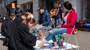 Ein Foto der Fußwaschung am Südtiroler Platz (Archiv)