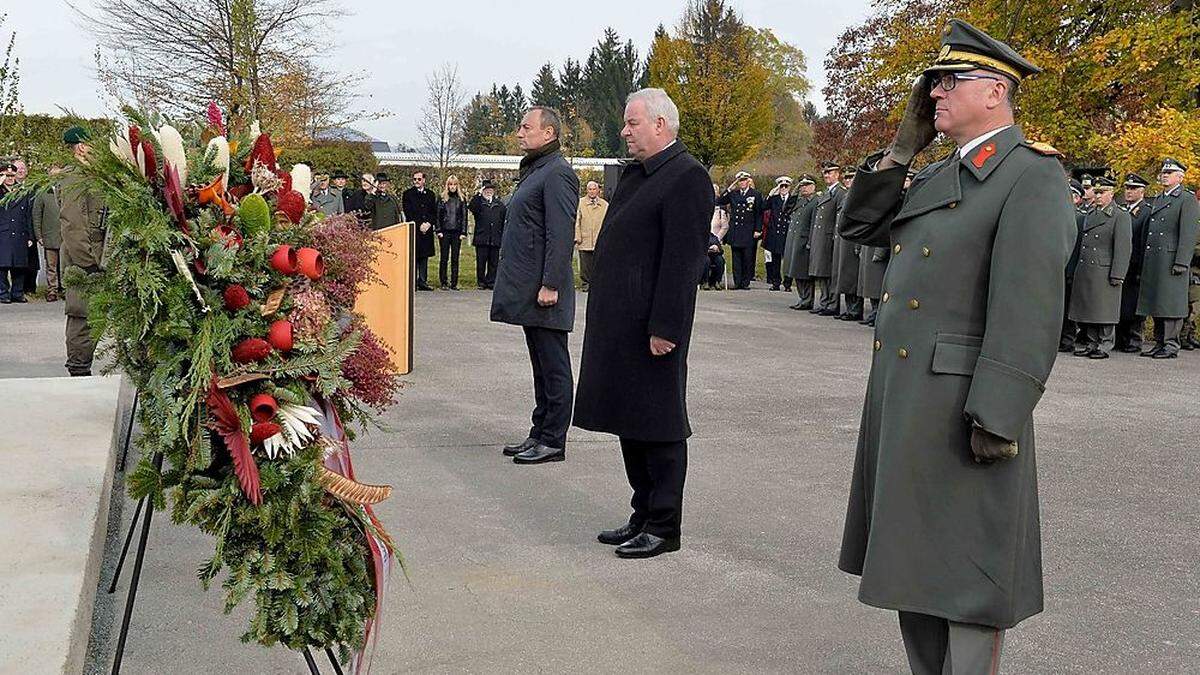 Kranzniederlegung: Mario Eustacchio, LH Hermann Schützenhöfer und Militärkommandant Heinz Zöllner