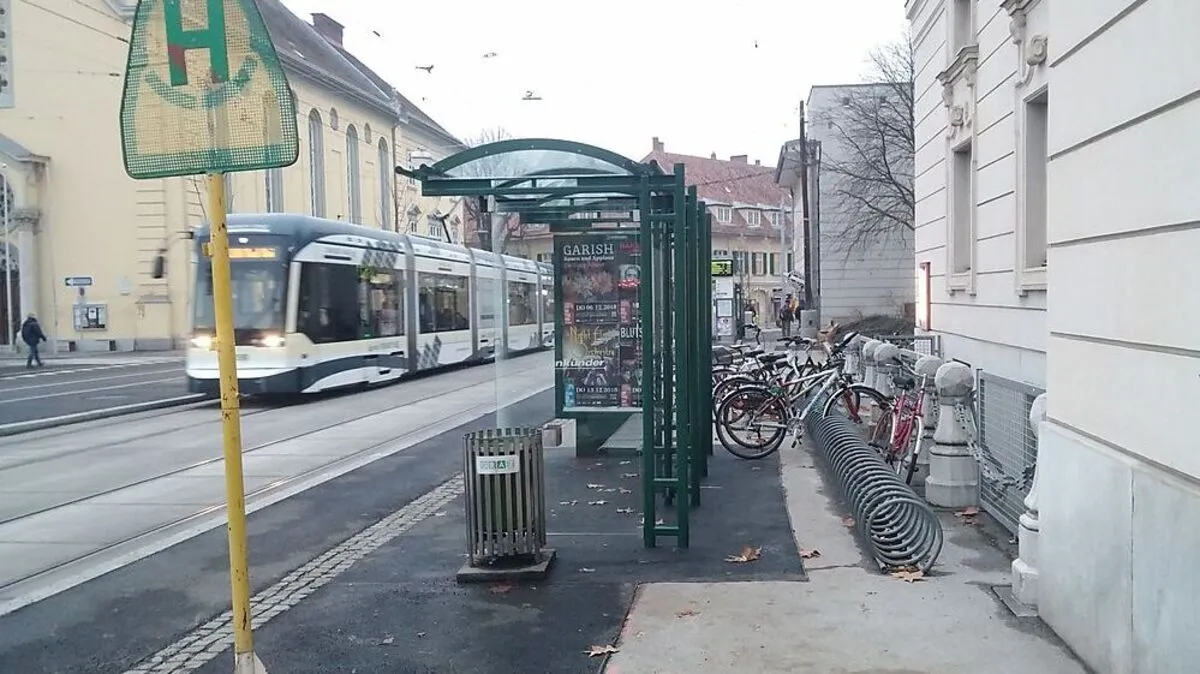 Zu wenig Platz: Neues Wartehäuschen macht Radabstellplatz unbrauchbar