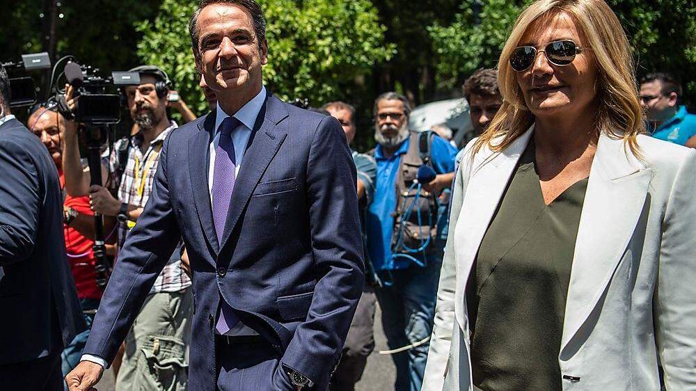 Der neue griechische Premier Kyriakos Mitsotakis mit Gattin Mareva auf dem Weg zur Angelobung