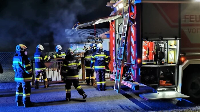 Samstagfrüh, um 6.33 Uhr, wurden die Freiwilligen Feuerwehren Voitsberg und Krems zu einem Brand nach Voitsberg gerufen.