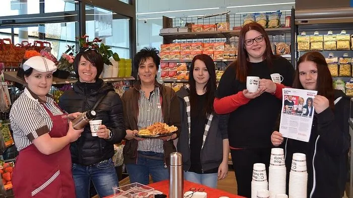 Beim Eurospar in St. Johann:  Corinna Messner (Spar), Doris Scherzer (Kundin), Cornelia Mori (Stellv. Marktleiterin), Jaqueline Kogler, Bianca Popprath und Selina Schorsch
