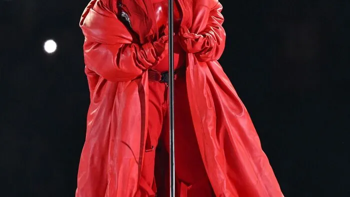 Nach sechs Jahren Bühnenpause bewies Superstar Rihanna bei der Super Bowl Halftime-Show, dass sie es immer noch kann! Von Kopf bis Fuß in Rot gehüllt, brachte sie das Stadion zum Kochen - und das, obwohl die Sängerin, die bereits Mutter eines Sohnes ist, sichtlich schwanger performte. Klicken Sie sich durch die Bilder!