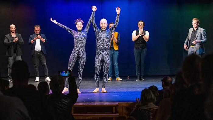 Mit Spannung und Staunen folgten die Besucherinnen und Besucher den hervorragenden Künstlern Albert Tröbinger, Martin Kosch, Lukas Handler, Patrick Kulo, Paul Sommersguter, Hannes Koch und dem Flame Rain Theatre an diesem fantastischen Abend mit einem außergewöhnlichen Mix aus Magie, Humor, Geschick und Präzision.