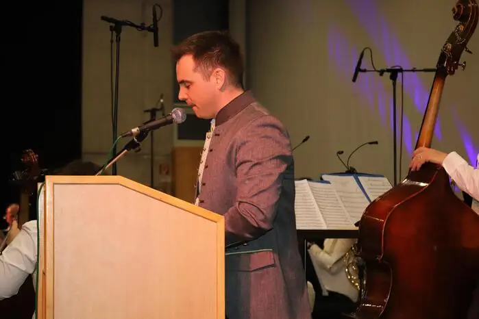 Zum Jubiläum gab es auch zum ersten Mal eine Ansprache vom Kapellmeister und er sagte: „Ich fühle mich Sauwohl“  mit den Musikern und Musikerinnen der Stadtkapelle! Und er möchte den Spirit mit ihnen weiterleben!