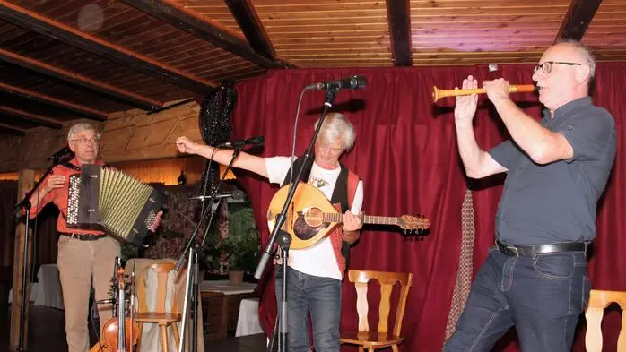 Im Rahmen des beliebten Sommerfestivals im Ligister Schilcherhof präsentierten die Musiker Andreas Safer, Wolfgang Moitz und Lothar Lässer mit „Aniada a Noar“ neue Lieder ihres aktuellen Albums „Jenseits des Ganges“.