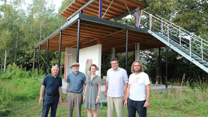 Bürgermeister Josef Ober, Georg O. Luksch, Rita Hatzmann, Michael Mehsner und Karl Karner vor der Gebäudeskulptur.