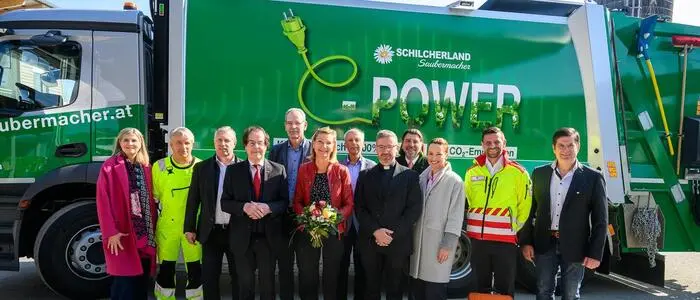 Vertreter der Gesellschaftergemeinden und von Saubermacher vor dem neuen E-Müllsammelfahrzeug