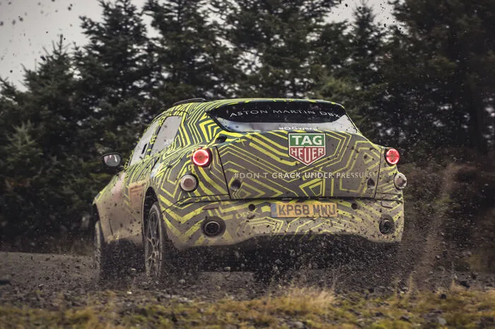 So geschehen bei Aston Martin, die Ende 2019 mit dem DBX ihr erstes höher gelegtes Modell an den Start bringen.