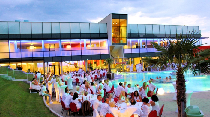 Zum Abschluss des Nova Musik Sommers fand in der Arena der Therme Nova erstmalig ein Fest in Weiß statt.