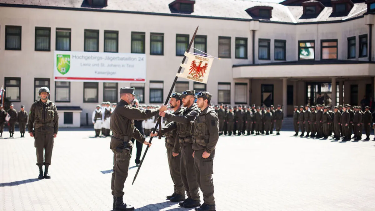 Kommandant Bernd Rott übergab die Standarte an die Col die Lana-Patrouille
