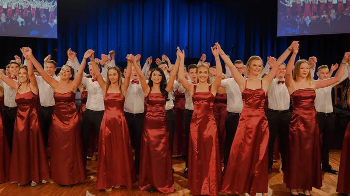 Zur Gänze in roten Abendkleidern legten die Schülerinnen der zweisprachigen HAK - TAK mit ihren Tanzpartnern die Polonaise aufs Parkett. Das Lied "I wanna dance with somebody" begleitete den Eröffnungstanz zum Ball der slowenisch-deutschsprachigen Klagenfurter Schule Freitagnacht im Veldener Casineum. Der Maturaball / Maturantski ples trug den Titel "Royal flush . . . may the luck be with us". Nach dem Eröffnungswalzer unterhielten Igor und die Zlatki Zvoki musikalisch.
