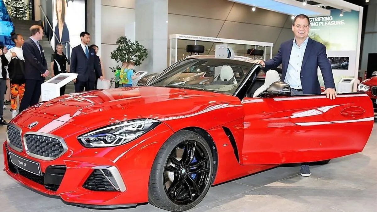 Michael Schickhofer mit dem BMW Z4 in München