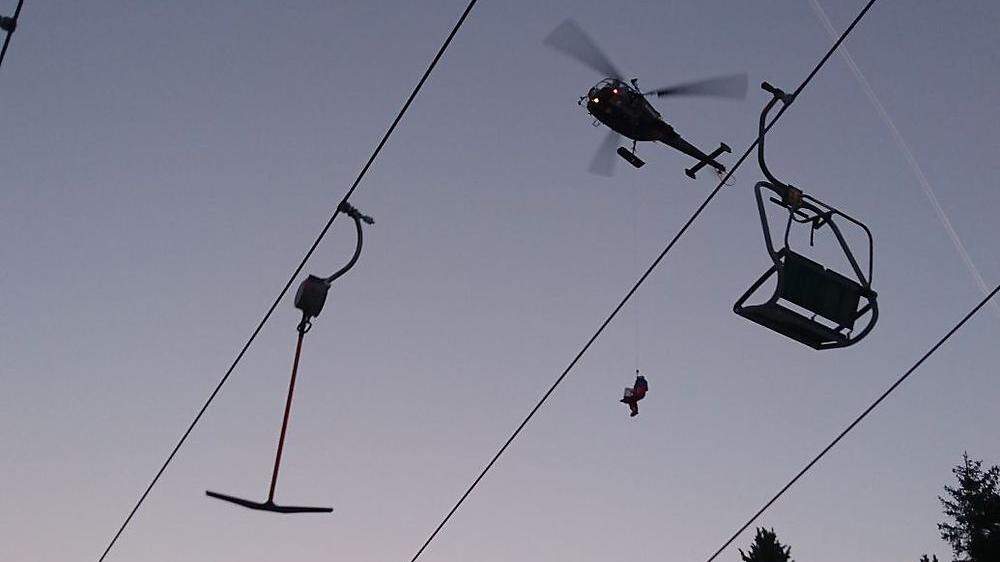 Ein Hubschauber des Bundesheeres rettet einen Liftgast