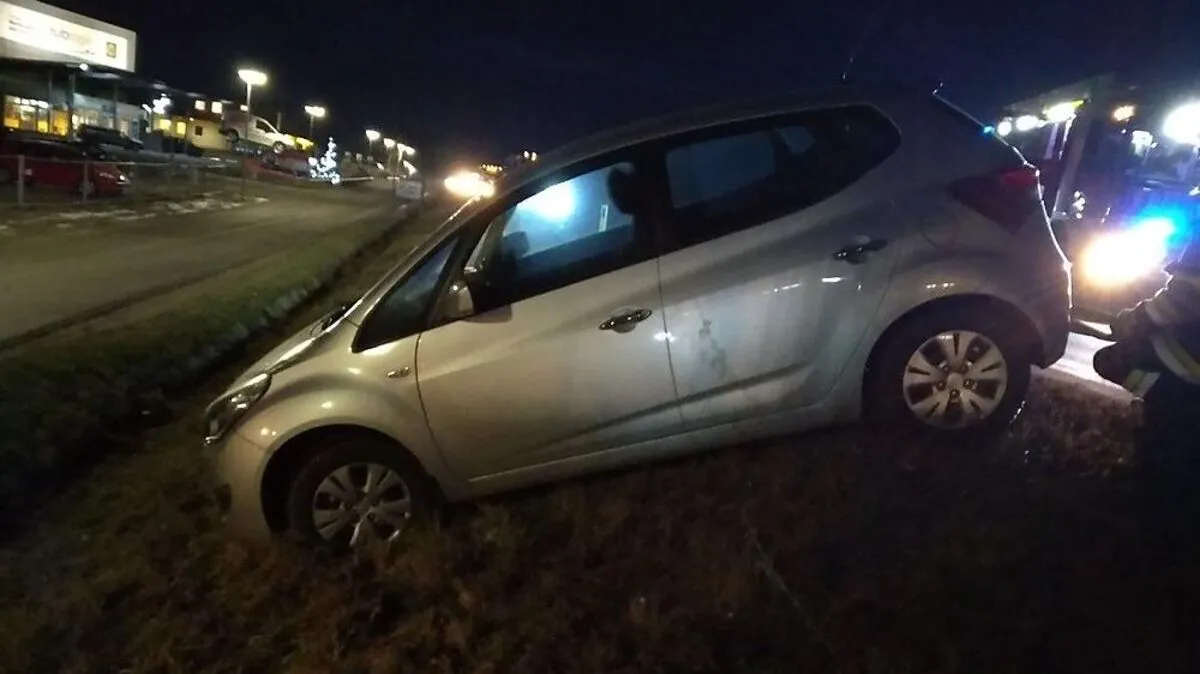 Der Pkw wurde von der Feuerwehr mittels Seilwinde geborgen