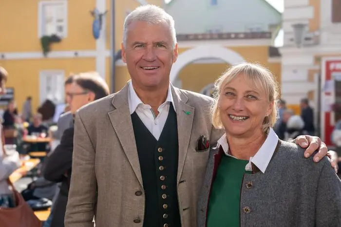 Der scheidende Bezirkshauptmann Manfred Walch und seine Nachfolgerin Karin Wiesegger-Eck feierten mit