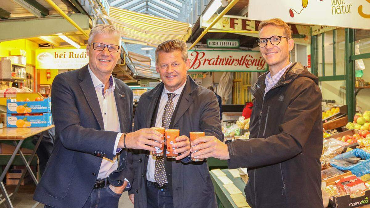 Christian Wallner mit Bürgermeister Christian Scheider und Marktkoordinator Alexander Adamitsch.