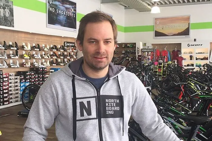 Wenige Tage vor der Eröffnung wurde im Oktober in das neue Geschäft des Fahrradhändlers Michael Friesenbichler eingebrochen. Es ist nicht der erste Einbruch bei Michael Friesenbichler. Der Schaden betrug 500.000 Euro. Mehr dazu...