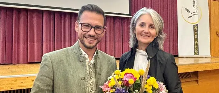 Ein Mann und eine Frau lachen in die Kamera