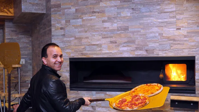 Das Traditionslokal, der Hofstätter neben der Gurker Brücke, öffnete um elf Uhr für die ersten Gäste des in eine Pizzeria umgebauten Gasthauses. Der neue Pächter, Marcel "Mimmo" Schwarz, holte die ersten Pizzen aus dem tollen Pizza-Ofen.