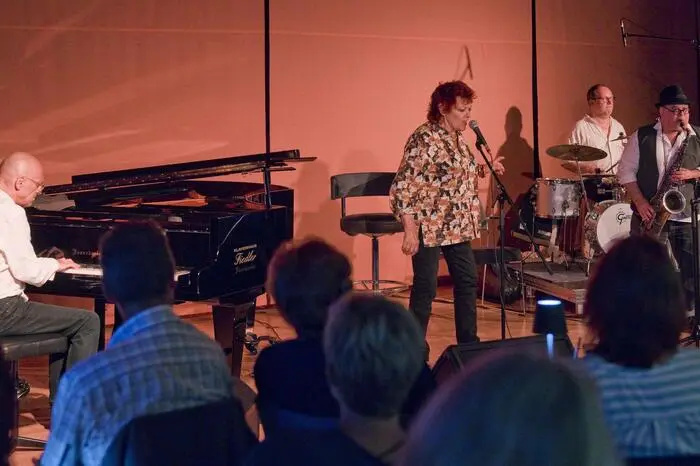 Gillespie ist Schauspielerin und hat im Laufe ihrer Karriere in verschiedenen Musikstilrichtungen über 50 Alben produziert. 